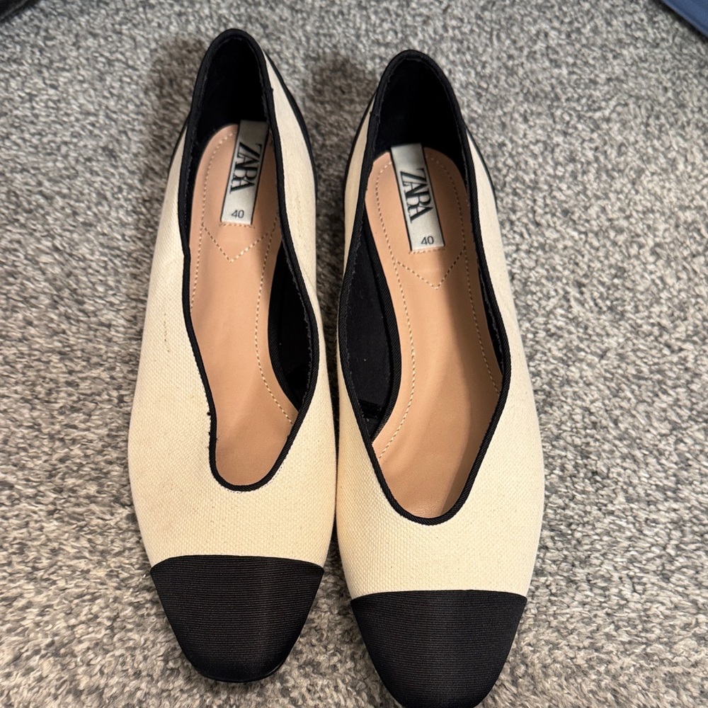 Zara Women's Black and Cream Loafers